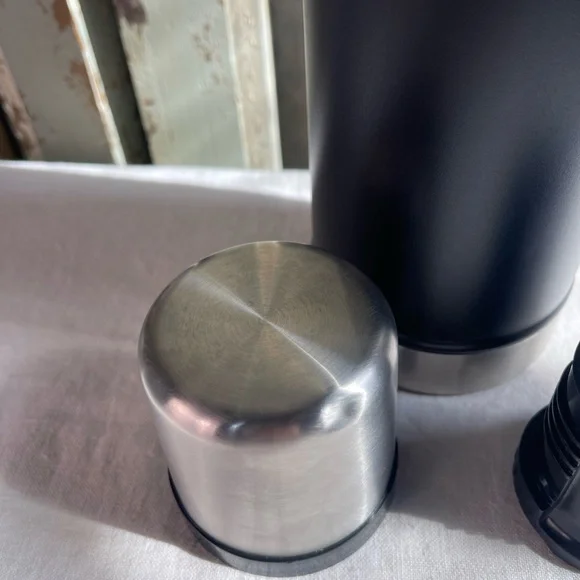 Stanley The Legendary Classic Bottle 2.0 Quart Thermos Insulated - Picture 4 of 12